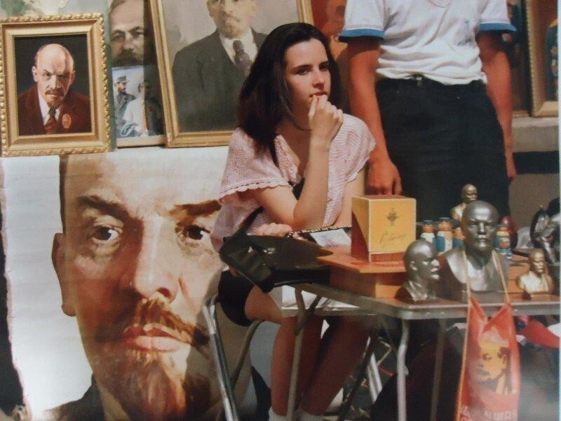 Девушка продает портреты Владимира Ильича Ленина