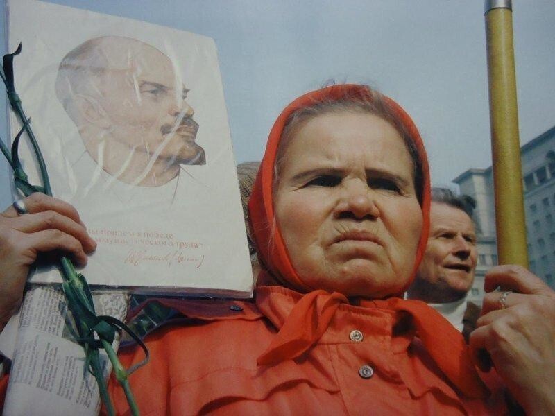 Женщина с портретом Владимира Ильича Ленина