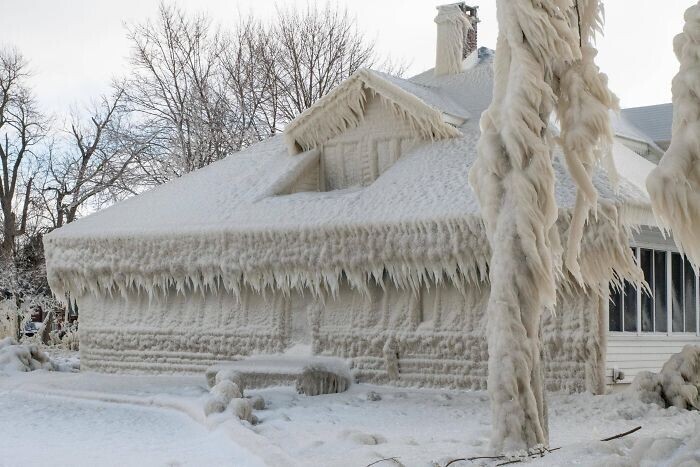 Дом на берегу озера Эри после ледяного шторма