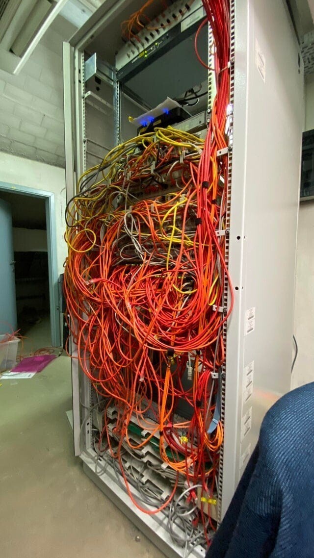 3. «У новых серверов красные кабели. Ты не сможешь их пропустить»