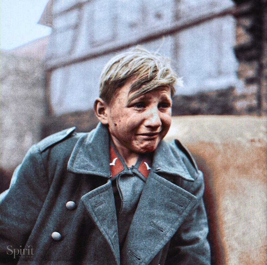 16-летний немецкий солдат плачет после того, как попал в плен к союзникам, 1945 год