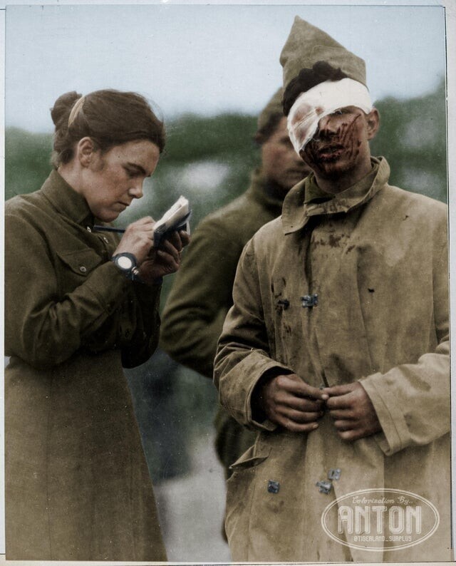 Работник Армии спасения пишет письмо под диктовку раненого солдата, 1918 год