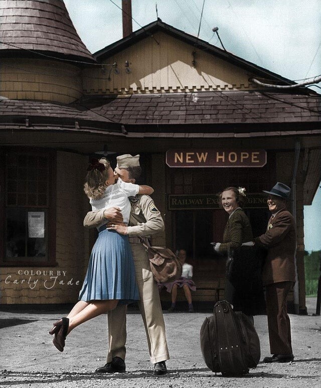 Молодая женщина обнимает американского солдата на железнодорожной станции в Нью-Хоупе, штат Коннектикут, 1945 год