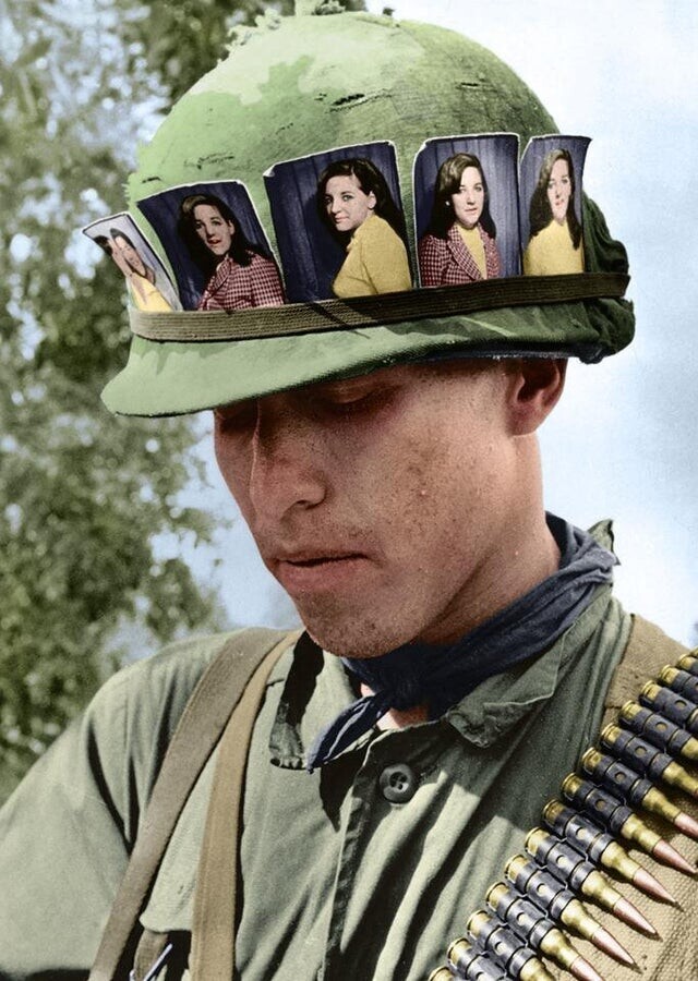 Американский солдат с фотографиями своей возлюбленной, базовый лагерь Чу Чи, Вьетнам, 1968 год