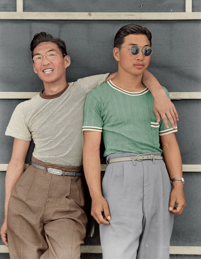 Японско-американские студенты колледжа во время переезда в лагерь для интернированных. Сакраменто, 1942 год