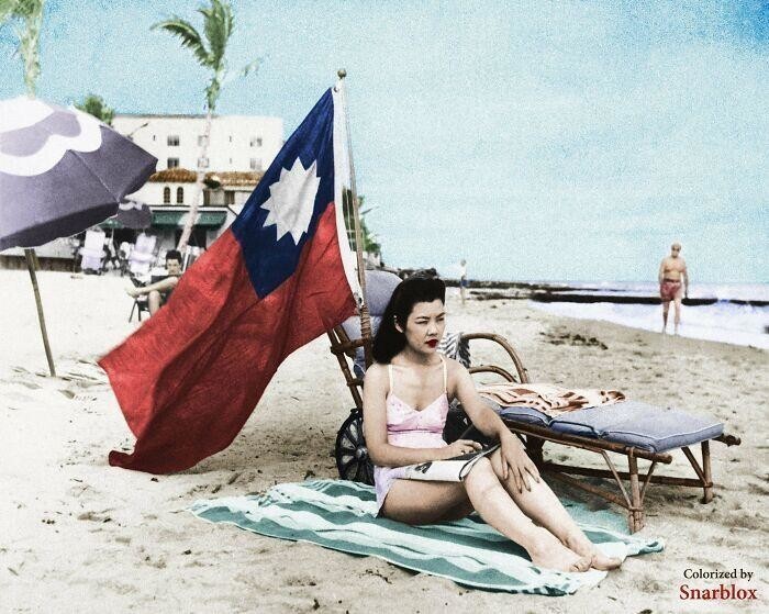 40. Рут Ли, администратор китайского ресторана, установила китайский флаг, чтобы ее не приняли за японку пока она загорает на пляже в Майами. 15 декабря 1941 год