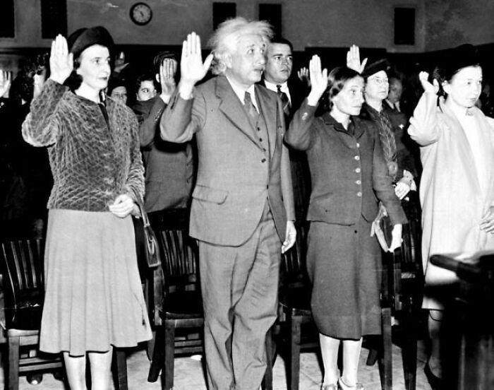 20. Альберт Эйнштейн, его секретарь Хелен (слева) и дочь Маргарет (справа) получают гражданство США, чтобы не возвращаться в нацистскую Германию, 1940 год