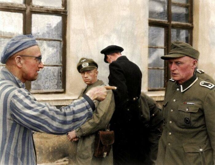 28. Русский освобожденный заключенный указывает на нацистского охранника, который особенно жестоко обходился с узниками в Бухенвальде