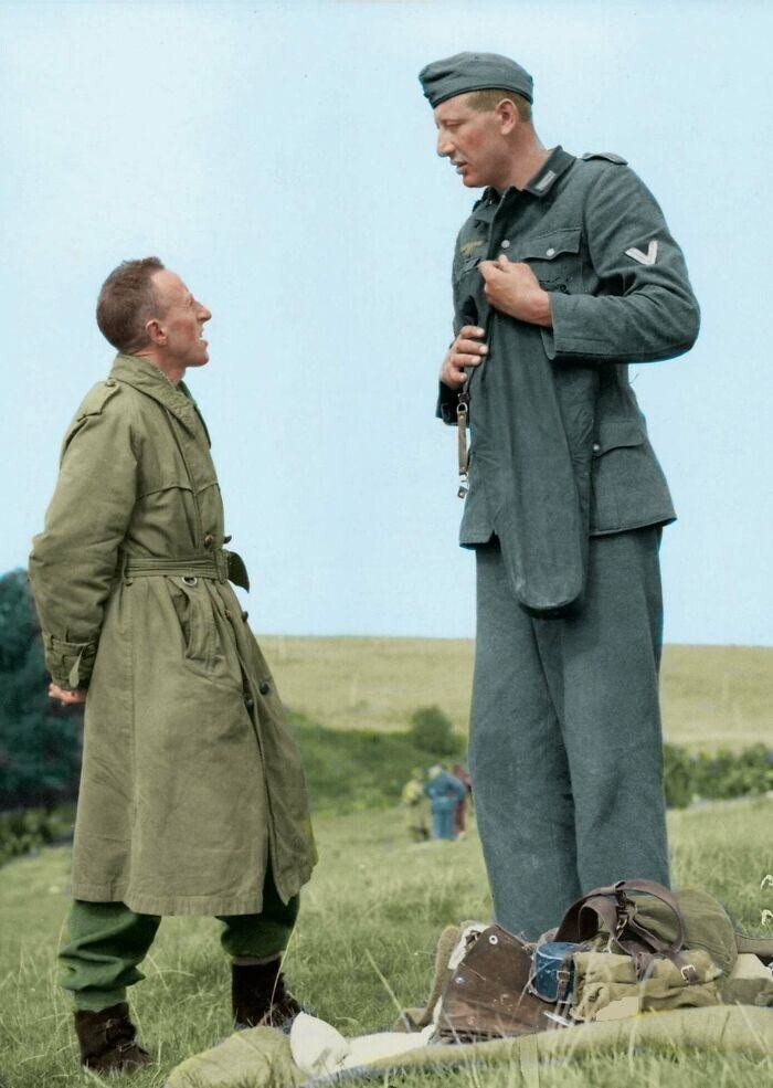 22. Самый высокий нацистский солдат Якоб Накен ростом 2 метра 21 сантиметр болтает с канадским капралом Бобом Робертсом (рост 160 см) после того, как сдался ему. Франция, сентябрь 1944 года.