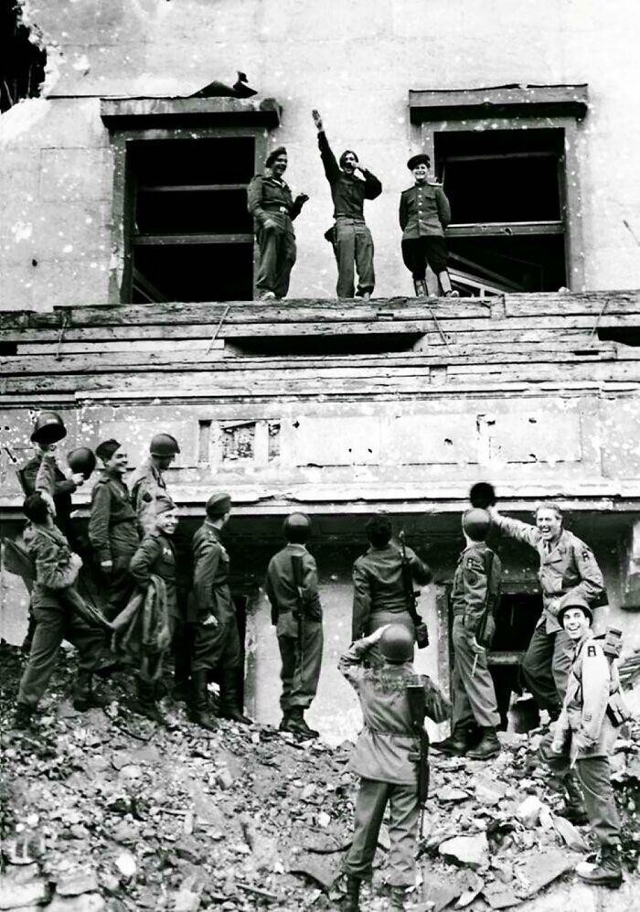 44. Солдаты союзных войск пародируют Гитлера на его балконе в рейхсканцелярии, 1945 год