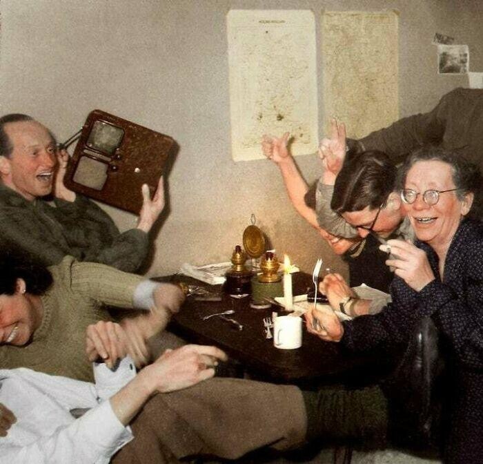 6. Участники голландского сопротивления празднуют весть о смерти Адольфа Гитлера, апрель 1945 года