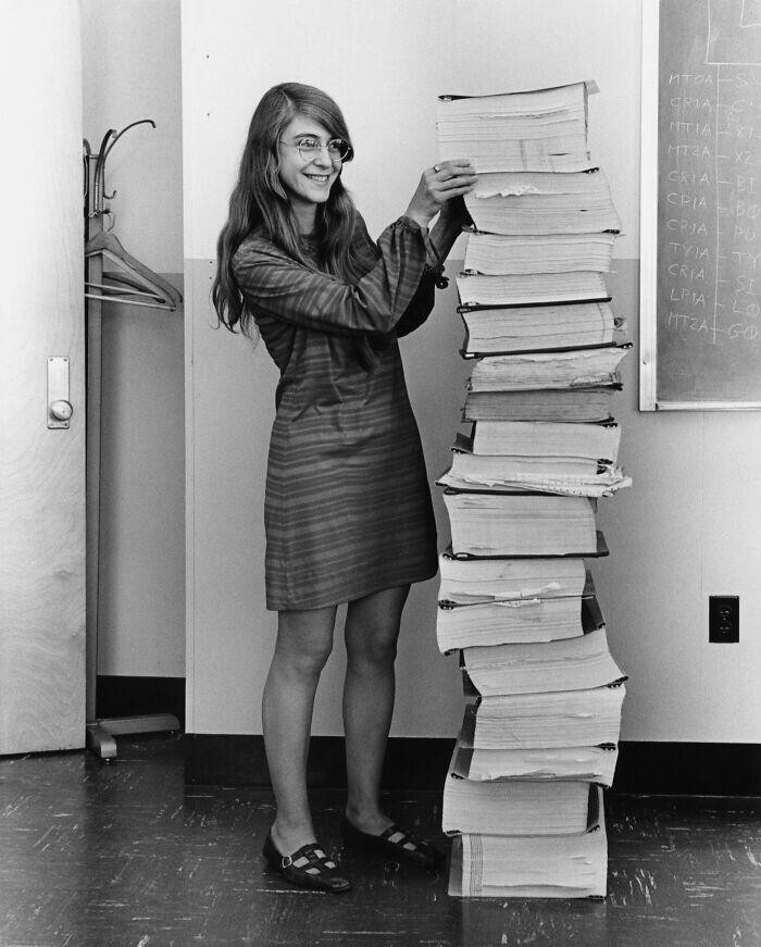 9. Маргарет Гамильтон и рукописное навигационное ПО, которое она разработала вместе с командой из MIT для проекта «Аполлон»