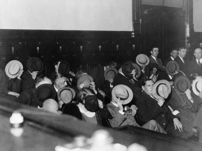 41. Гангстеры прячут лица во время суда над Аль Капоне, 1931 год