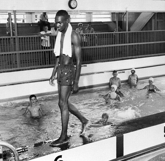 25. 8 июня 1958 года 19-летний Дэвид Исом переступил через черту, отделяющих чернокожих от белых, в бассейне во Флориде, из-за чего власти позже закрыли заведение