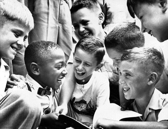 5. Чарльз Томпсон приветствует новых одноклассников в школе №27 в сентябре 1954 года