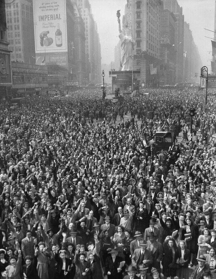 38. Толпа на Таймс-Сквер в Нью-Йорке празднует капитуляцию Германии. 7 мая 1945 года
