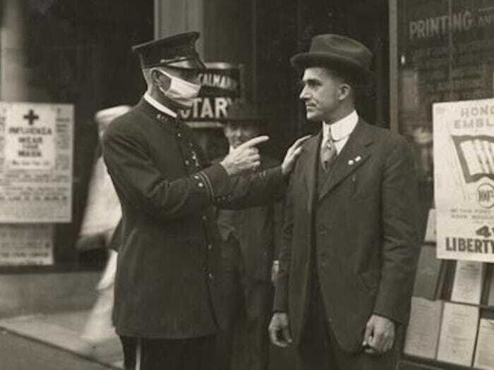 2. Полицейский в Сан-Франциско отчитывает мужчину за отсутствие маски во время пандемии гриппа 1918 года