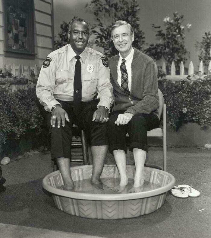 3. В 1969 году, когда чернокожим американцам все еще запрещали плавать вместе с белыми, ведущий мистер Роджерс пригласил на свою передачу офицера Клеммонса и предложил ему вместе остудить ноги в ванночке