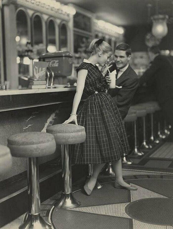 43. Подростки на свидании в закусочной, США, 1950-е