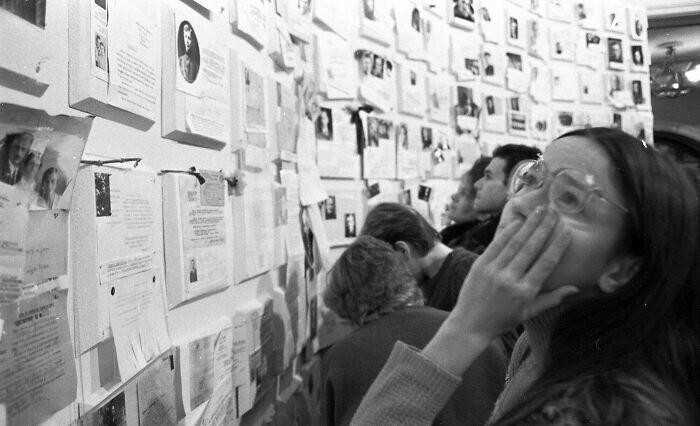 42. Советские граждане изучают «Стену скорби» на выставке о преступлениях сталинизма «Неделя совести» в ноябре 1988 года