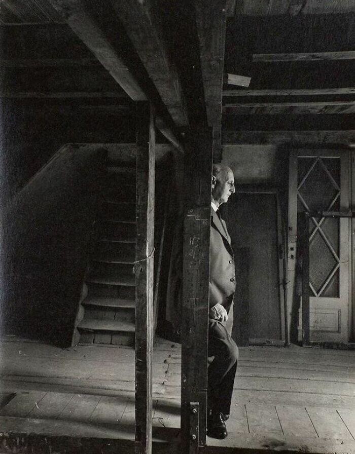 16. Отто Франк, отец Анны Франк, на чердаке, где они скрывались от нацистов. Из всей семьи выжил он один. 1960 год