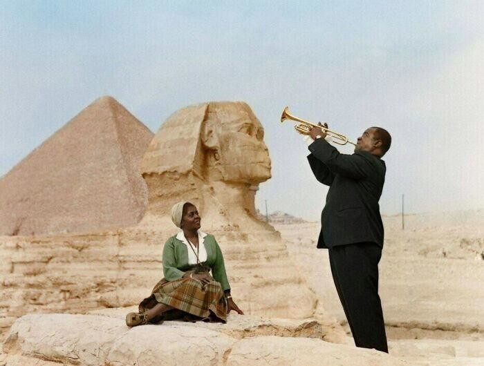 11. Луис Армстронг играет для жены. Египет, 1961 год