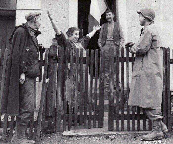 31. Француженка приветствует американского солдата через два дня после освобождения. Страсбург, Франция, 22 ноября 1944 года