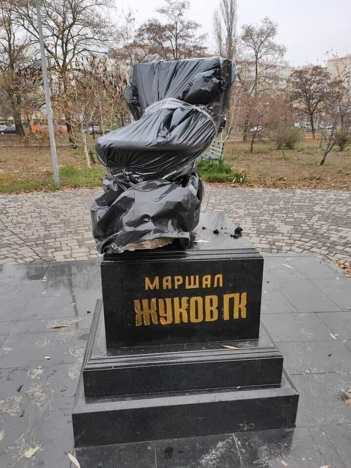 На постамент памятнику маршалу Жукову в Одессе, "патриоты" взгромоздили унитаз. Конченные...