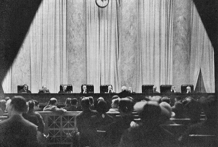 Одна из двух фотографий, сделанных во время заседания Верховного суда США.