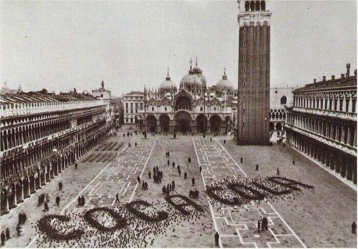 Реклама кока-колы, сделанная путем разбрасывания зерен для голубей на площади Сан-Марко, Венеция, 1960 год.