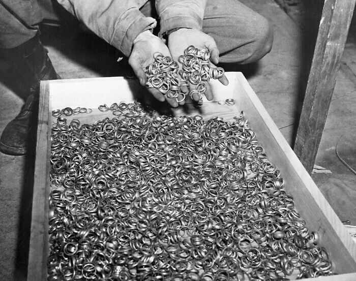 Обручальные кольца, снятые с жертв Холокоста перед казнью