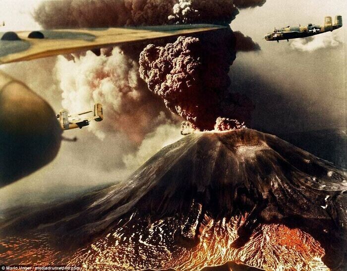 Огонь и ярость. B-25 летят мимо Везувия в Италии, когда лава и пепел изрываются с вершины вулкана.