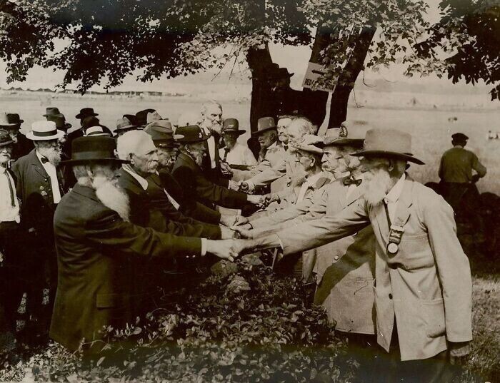 Солдаты Союза и Конфедерации пожимают друг другу руки на встрече в Геттисберге в 1913 году.