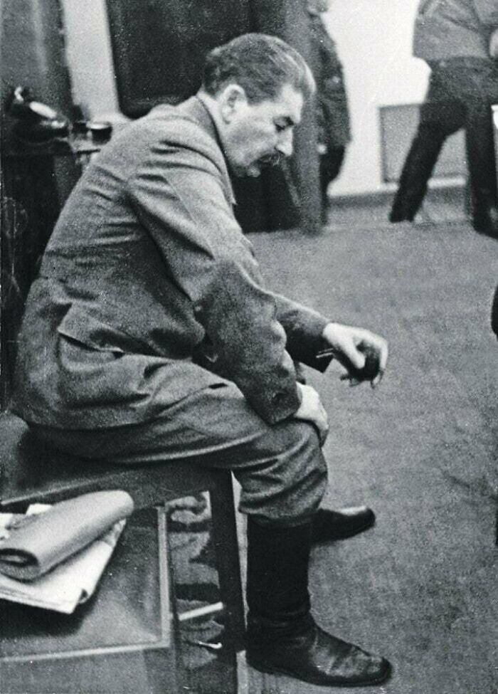 Фотография Сталина в Кремле в тот самый момент, когда он был проинформирован о том, что Германия начала свое вторжение в Советский Союз. 22 июня 1941 г.