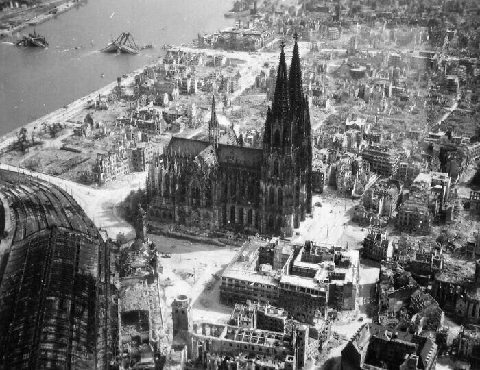 Кельнский собор на развалинах города после бомбардировок союзниками (1944 г.). Во время войны собор пострадал от четырнадцати прямых попаданий авиабомб, но не разрушился