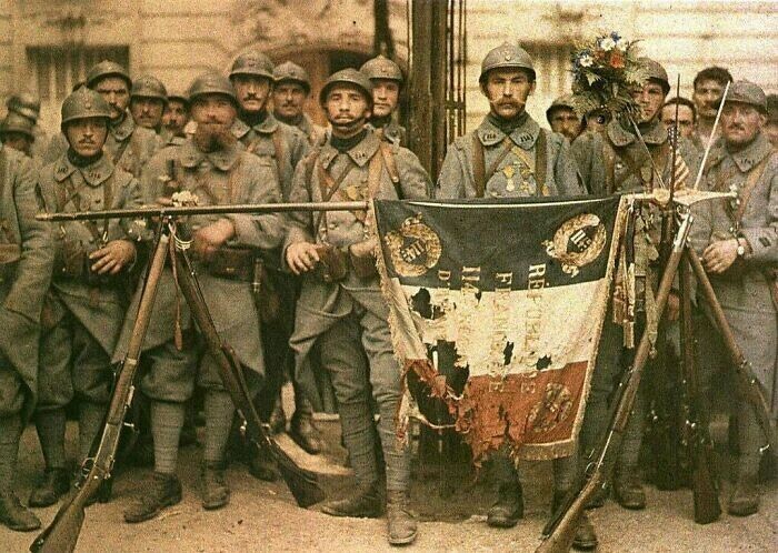 Французские войска с поврежденным во время войны флагом, 1917 г.