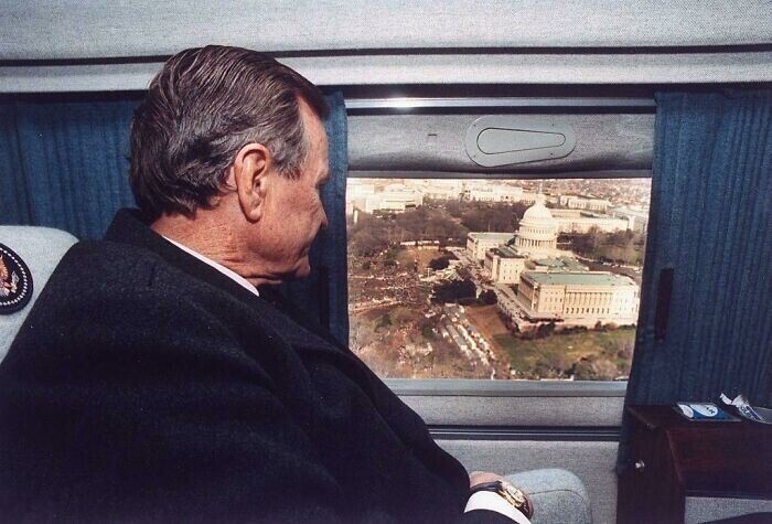 Президент Джордж Буш смотрит на Капитолий с вертолета после инаугурации Клинтона. 1992 г.