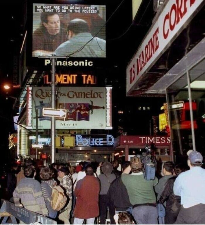Жители Нью-Йорка останавливаются, чтобы посмотреть финал "Сайнфельда", Таймс-сквер, 1998 г.