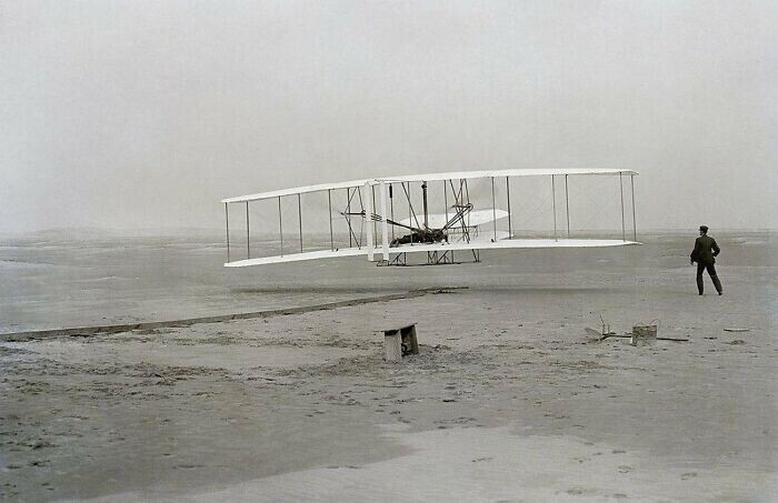 Первый успешный полет братьев Райт в Китти Хок, Северная Каролина (1903)