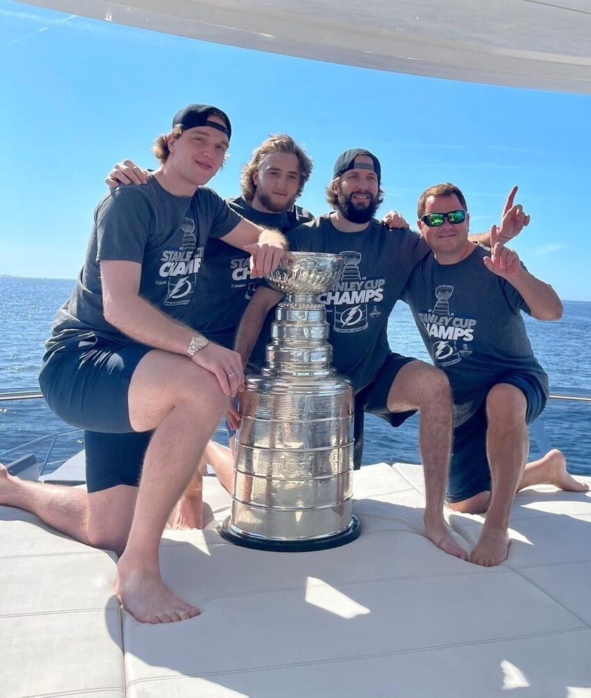 Русские хоккеисты закатили вечеринку у берегов США с Кубком Стэнли