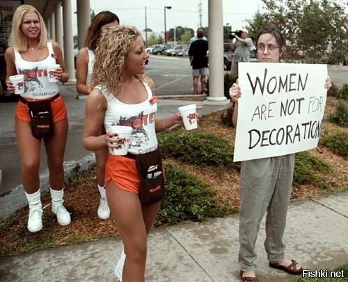 Официантки ресторана Hooters выносят воду протестующим феминисткам, США, 2000-е