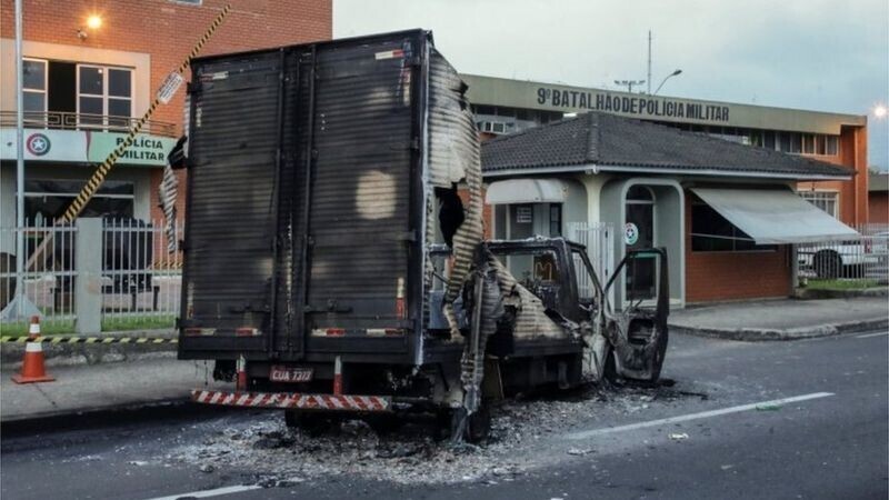 Поиграли в Робин Гуда: грабители банка в Бразилии разбросали часть  украденных денег при отступлении из города
