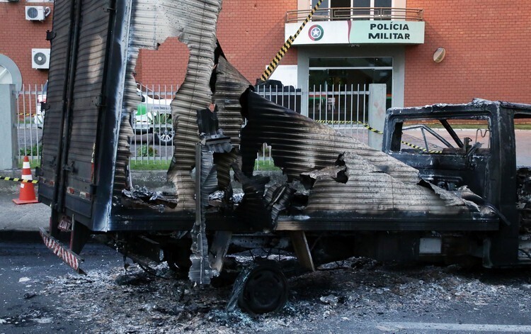 Сгоревший грузовик, которым преступники заблокировали отделение полиции