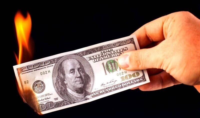 Финансовый эксперт рассказал, когда стоит ждать резкого обвала доллара