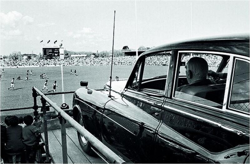 Премьер-министр Австралии Роберт Мензис смотрит матч. 1960-е годы.
