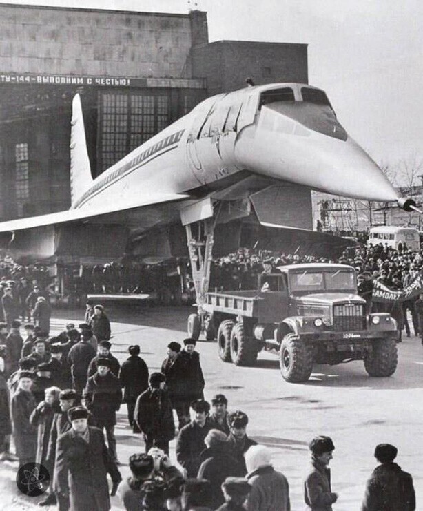 Первый серийный сверхзвуковой пассажирский авиалайнер Ту-144 покидает сборочный цех Воронежского авиационного завода, 1972-й год.