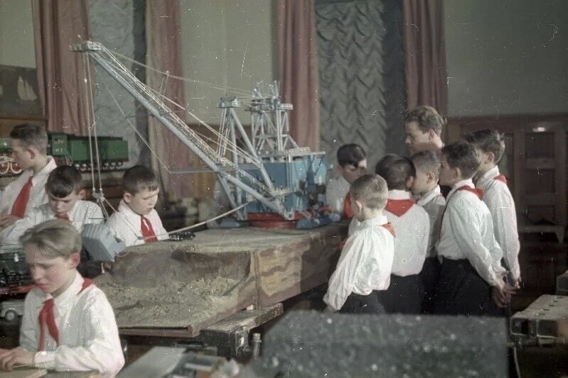 В советское время детские кружки были бесплатными. Дети в них могли не только чему то научиться, но и определиться с будущей профессией.
