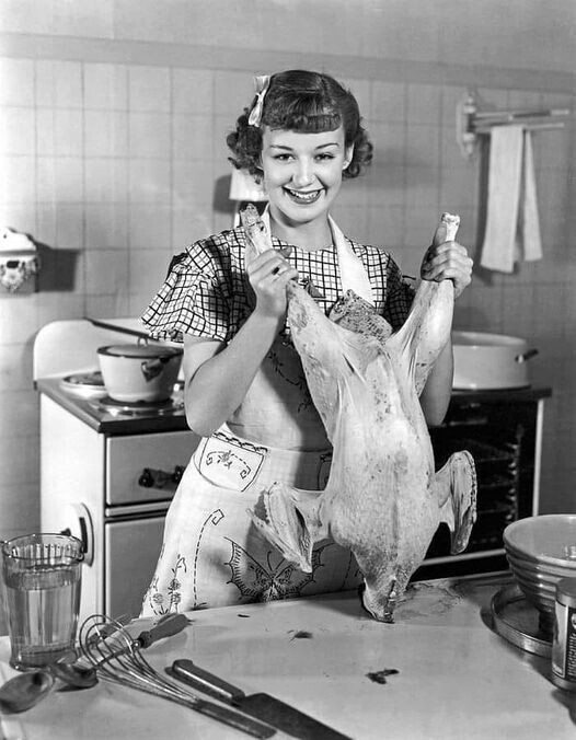16-летняя Энн Ширли, звезда фильма "Anne Of Green Gables", демонстрирует, как нужно готовить индейку в День Благодарения. Голливуд, Калифорния, 1934.