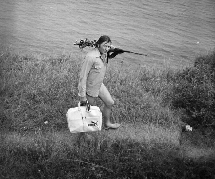 Валентин "Портос" Смирнитский со шпагами и моднейшей сумкой в перерыве между съёмками, 1978 год