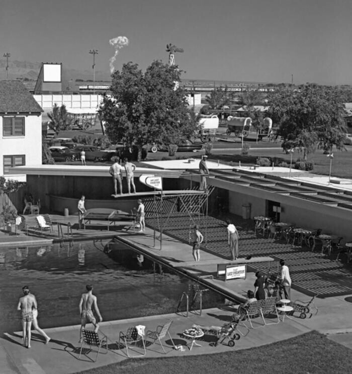 Отдыхающие наблюдают испытание ядерного оружия, 1950–е, Лас–Вегас